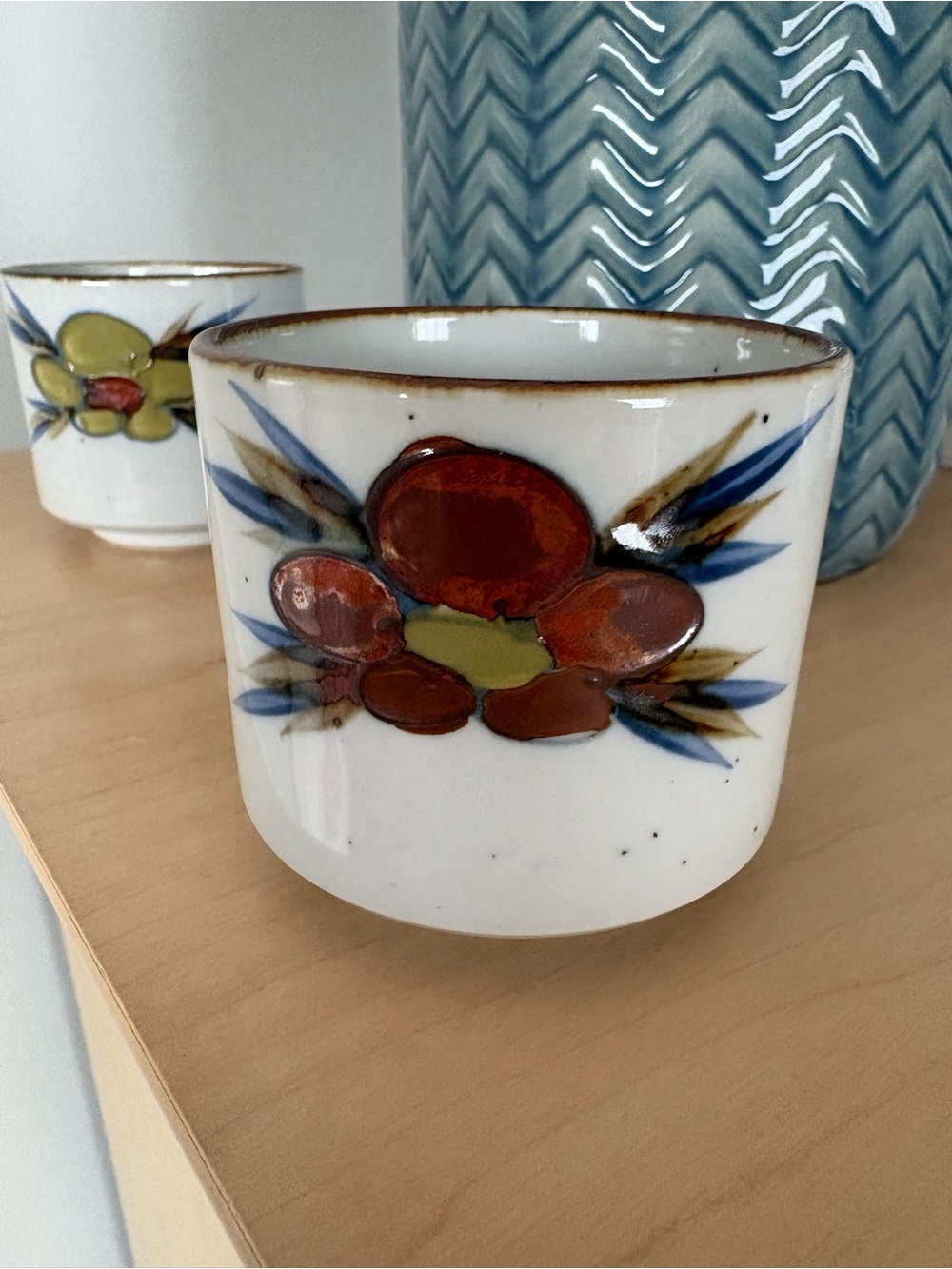Vintage Hand-Painted Floral Ceramic Pottery Tea Cups Set of 4 Perfect Condition